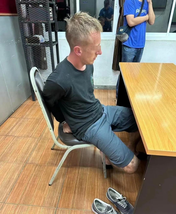 ▲布莱恩被捕后，在当地警察局接受调查