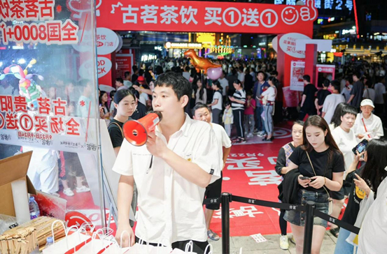 古茗门店店员在介绍买一送一的活动（图片来源：古茗）