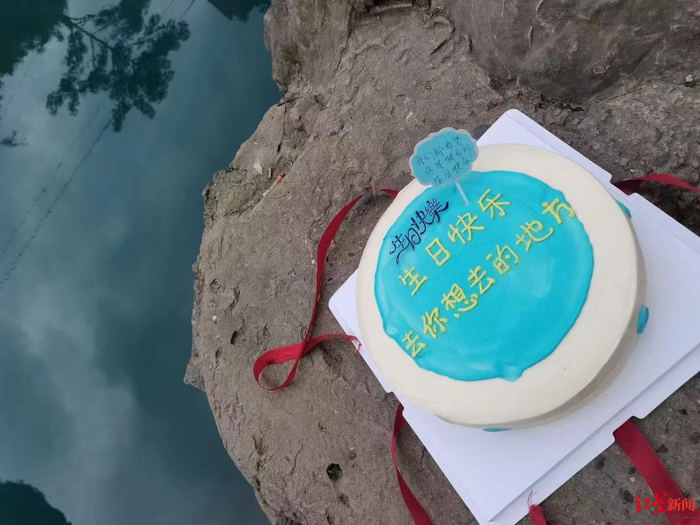 ▲哥哥在九顿天窗给韩颋送上的蛋糕