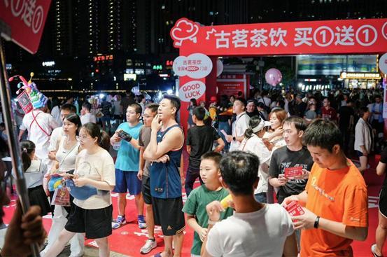 古茗贵阳花果园购物中心店消费者云集（图片来源：古茗）