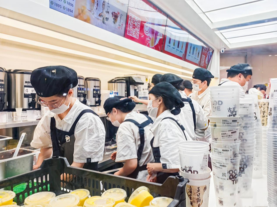 古茗门店店员正忙碌地制作饮品（图片来源：古茗）