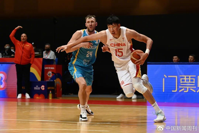 周琦代表中国男篮参赛 图/中新图片 中新社记者 李志华 摄