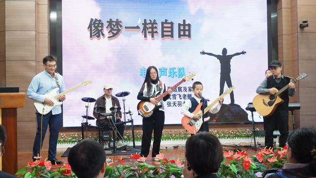 北京市盲人学校师生、家长一起表演《像梦一样自由》。学校供图