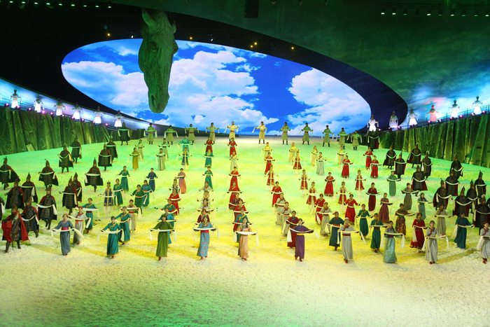 舞蹈演员精彩演出。