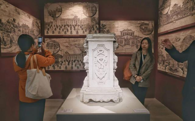 嘉宾在参观石柱，墙上挂着的西洋楼铜版画，标注了石柱可能存在的位置。新京报记者 浦峰 摄