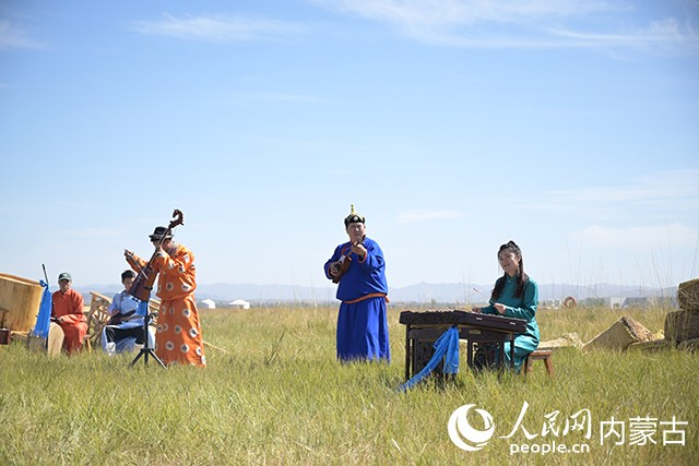 “欢腾的敕勒川草原”环境歌舞演艺彩排现场。人民网记者 刘艺琳摄