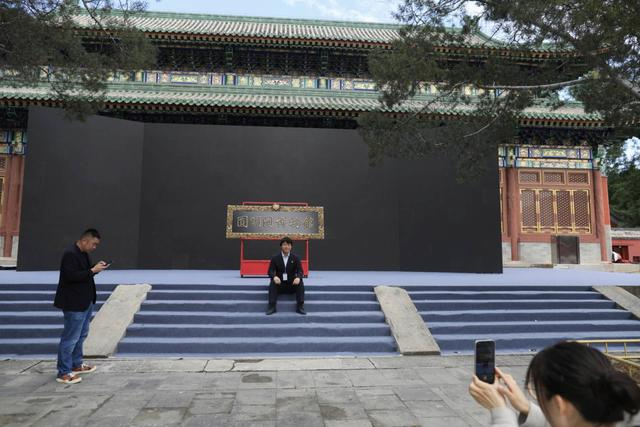 圆明园博物馆正式揭牌，工作人员在“圆明园博物馆”牌匾前留影。新京报记者 浦峰 摄