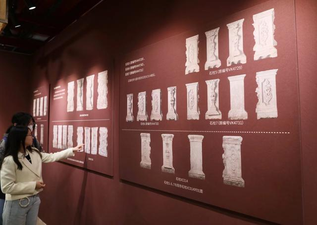 展览上呈现了回归石柱和现存石柱的对比图。新京报记者 浦峰 摄