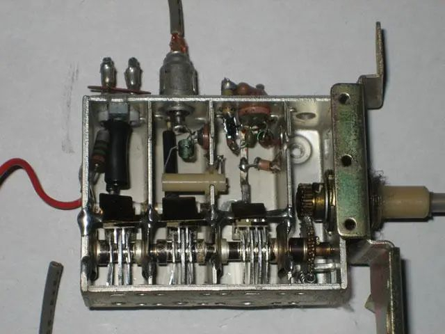 图注：老式电视机械调谐器