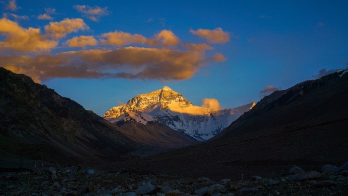 （图：珠穆朗玛峰的日照金山）