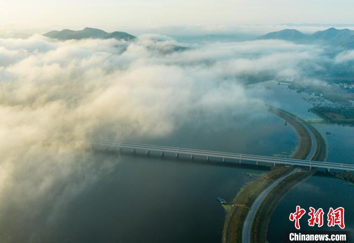 高空俯瞰淅川县丹江口水库。　　徐迪 摄