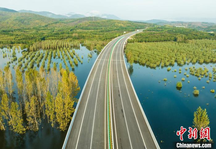 图为淅川县丹江口水库面积“变大”。徐迪 摄