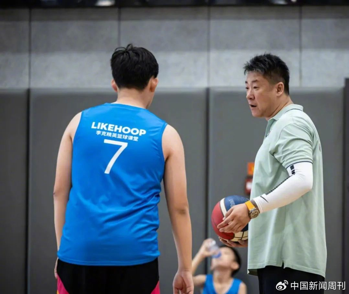 前八一男篮国手李克（右）从事篮球青训 图/受访者提供