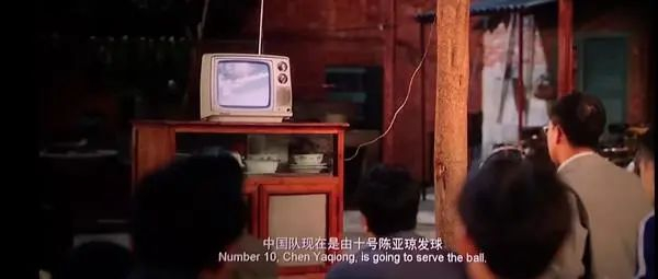 电影的包装盒显示是合肥无线电二厂生产的黑白晶体管电视机