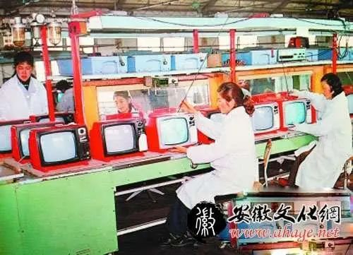 图注：1984年合肥市无线电二厂的黄山黑白电视机生产线