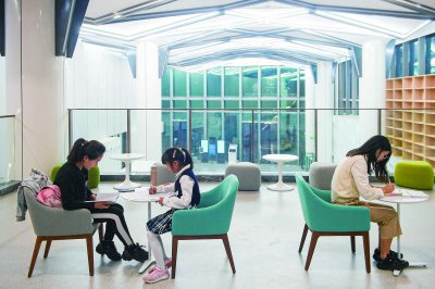 昨天，江北图书馆正式开放，“夜书房”同步开放，许多市民晚上在此夜读、学习。 南京日报/紫金山新闻记者 孙中元 摄