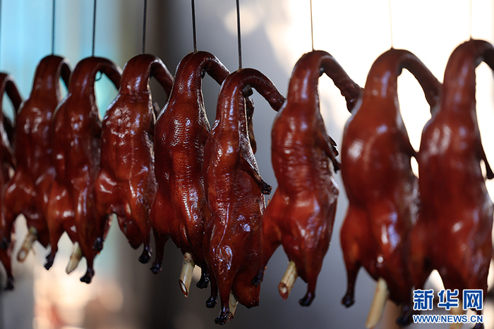 宜良烤鸭（摄于5月17日）。新华网 赵普凡 摄