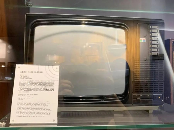 图注：1978年上海引进日本生产线，1982年金星彩电批量生产