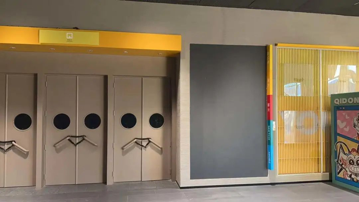 北京隆福寺的笑果工厂如今大门紧闭 / 蓝鲸记者拍摄