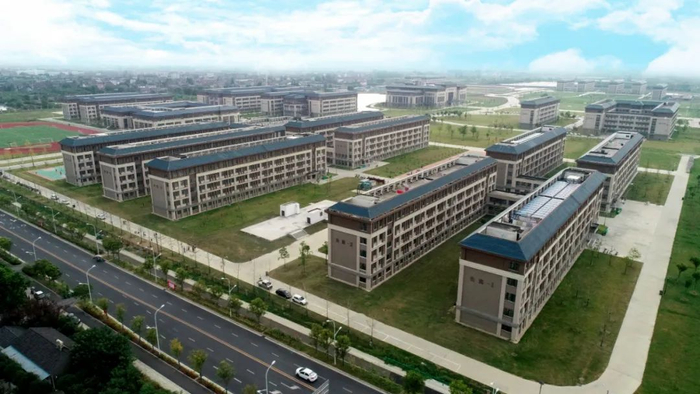 荆州学院 来源：中国春来