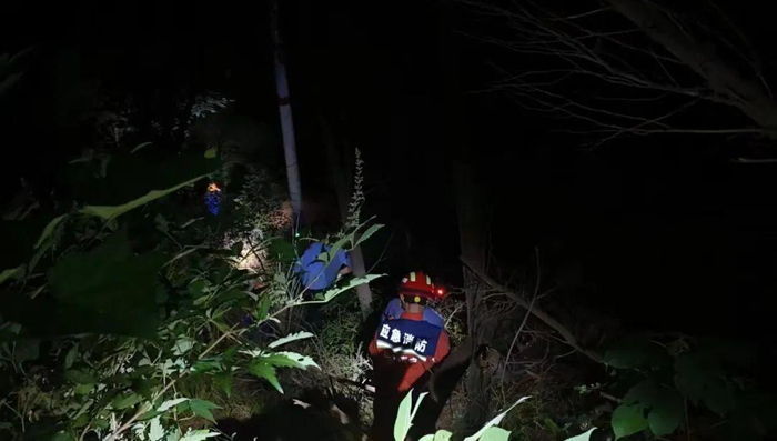 ▲警方、医护、消防、镇村干部连夜上山搜救