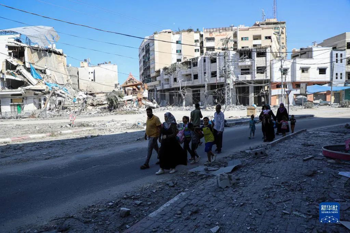 当地时间10月13日，在加沙城，人们逃离家园（来源：新华社）