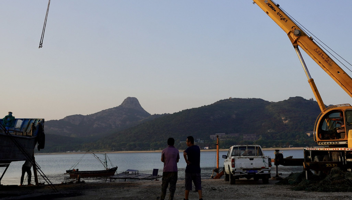 于东和哥哥于辉在码头，时代财经摄