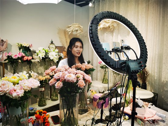 鲜花电商主播正在直播，杨萍摄