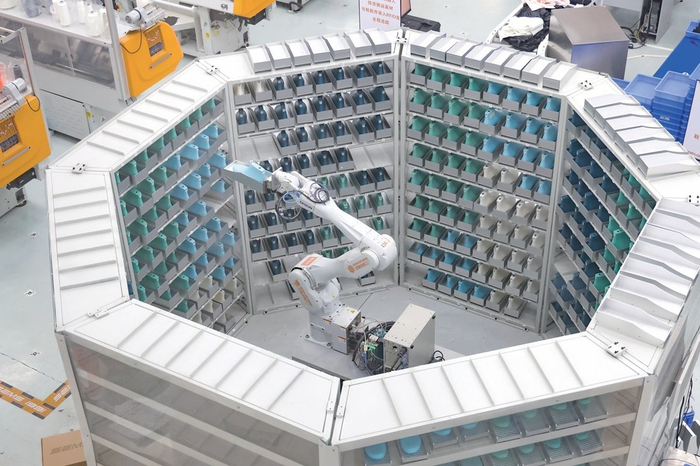 定制工坊内可自动配楦的“机械臂”。赵鹏 摄