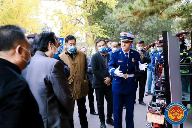 杨敬博参与消防安全知识讲解活动。  图源：朝阳区消防救援支队