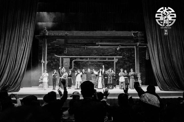 2017年，郭宝昌带领京剧版《大宅门》剧组在上海国际艺术节谢幕。 受访者供图