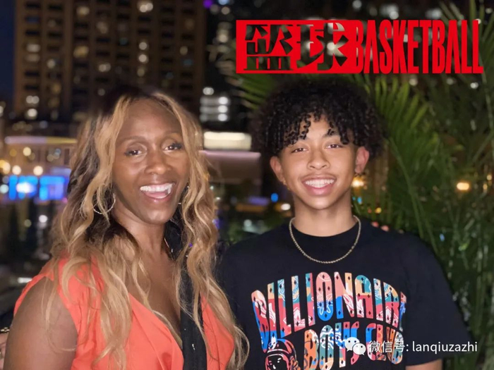 图片来自于《篮球》杂志 朱正和母亲