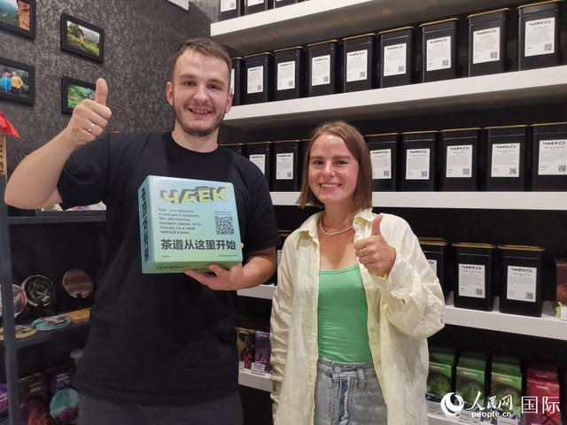 马克西姆和妻子达丽娅在圣彼得堡茶叶店内展示产品。人民网记者 杨倩摄