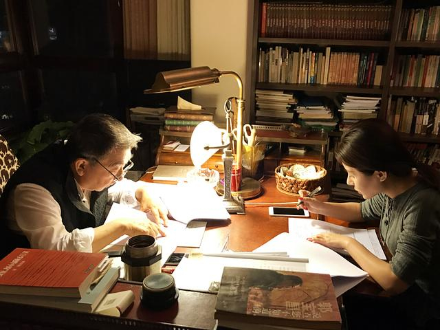 2016年，郭宝昌与李卓群一同修改剧本。 受访者供图