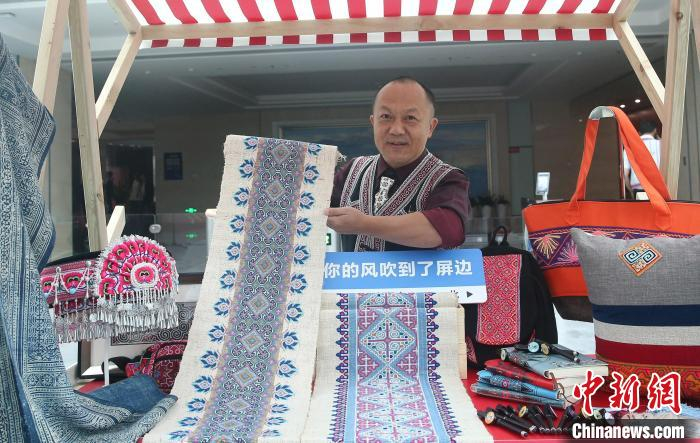 图为侯振伟介绍苗绣产品。　黄兴鸿 摄