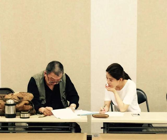 2016年，李卓群将京剧版《大宅门》剧本第一次交到郭宝昌手中。 受访者供图