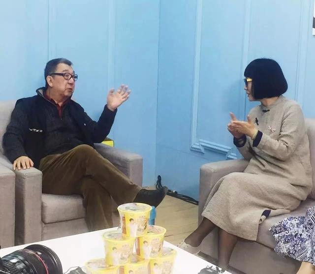 2016年，郭宝昌与雪小禅在节目后台交流。 受访者供图