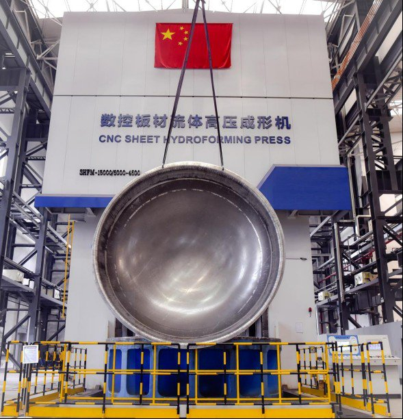大型流体高压成形装备及3米级火箭整体箱底