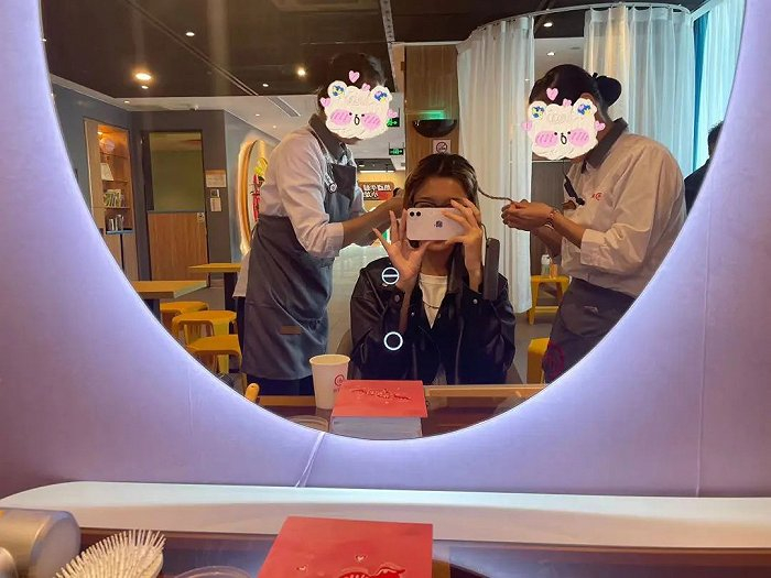 店里没人排队，我一边吹头发，一边体验了编发服务。图 / 每日人物