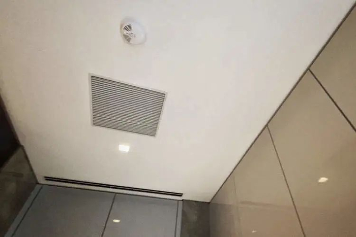 ▲胡女士家厨房的吊顶拆过多次