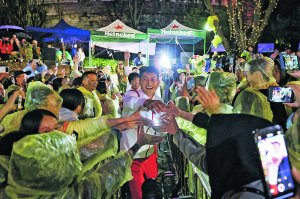 　　▲亚运会冠军杨海雷等在贵阳路边音乐会·文昌阁和观众互动。