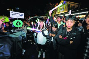 　　▲观众在贵阳路边音乐会·十字街为表演者喝彩。