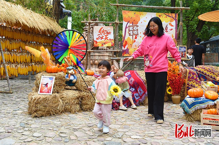 10月2日，来自北京的黄婉凝带着女儿在邢台市信都区天河山景区游玩。河北日报记者 赵永辉摄