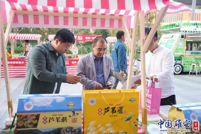 游客购买雄安特产。中国雄安官网赵伟彤摄