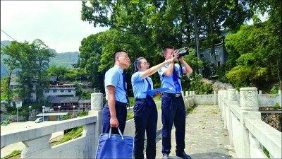     丹寨县检察官在岩英村办案。资料图片