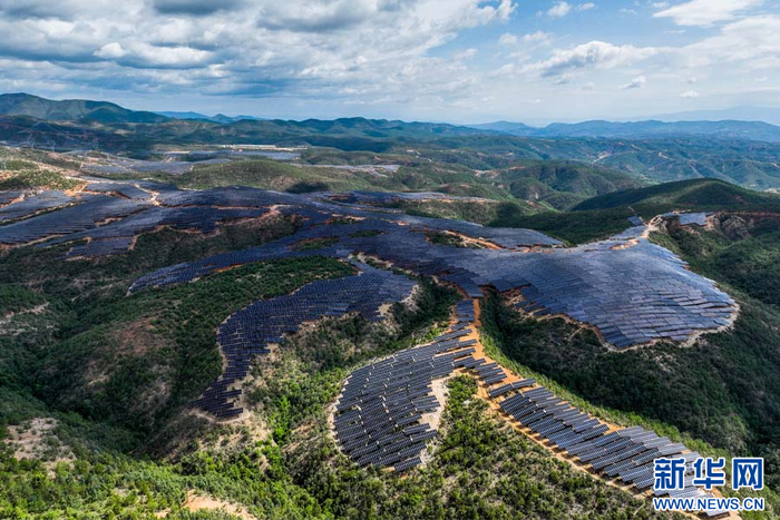 大平地光伏基地(7月25日摄).新华网发(苏波 摄)
