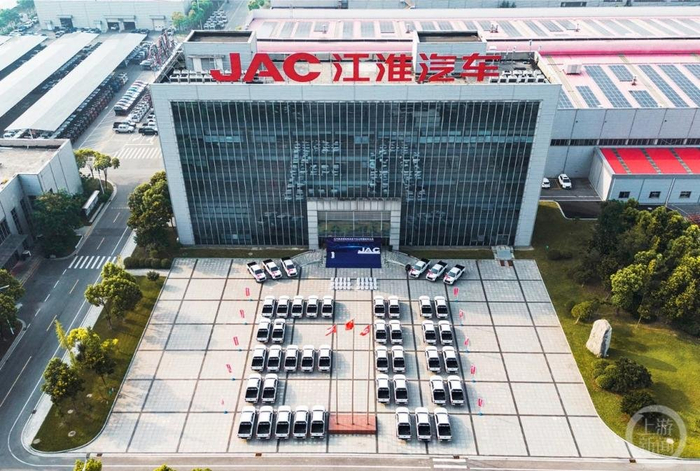 江淮汽车举行首批电动皮卡出口泰国发车仪式。受访者供图 