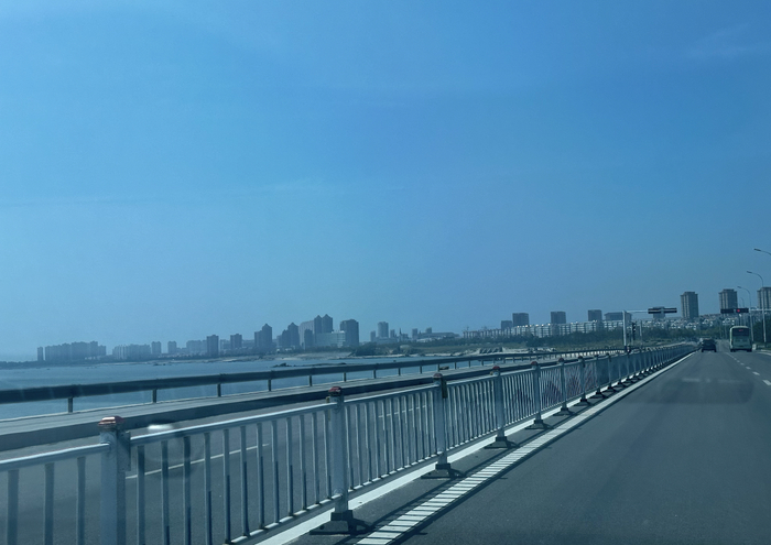 乳山银滩海滨的街道，时代财经摄