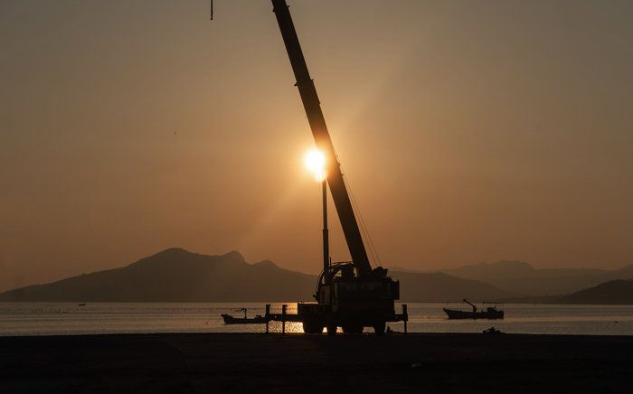 码头对面的小岛即“小青岛”，四周的海域布满了彩色的浮漂，时代财经摄