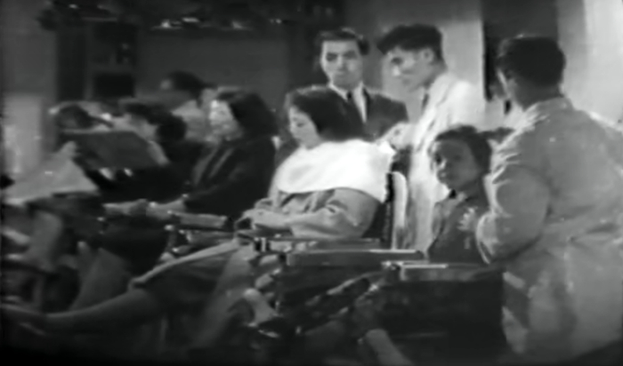 电影《假凤虚凰》中的理发场景。来源/电影《假凤虚凰》截图